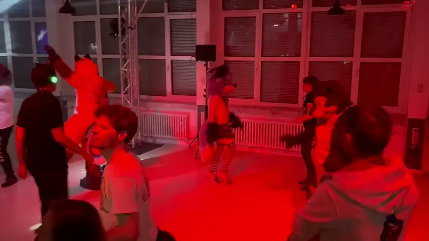 4_5832566915112901860.MOV